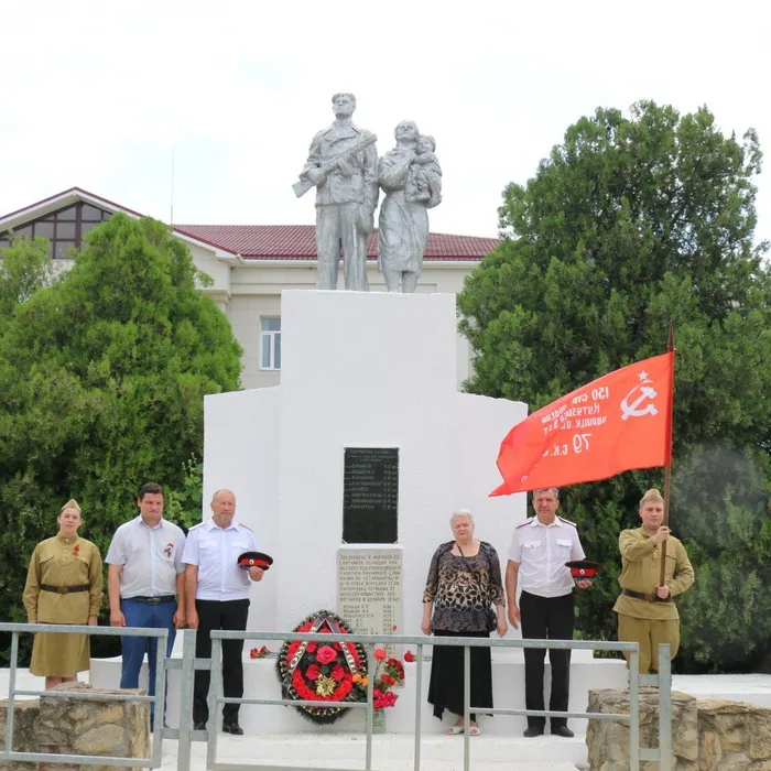 Торжественное возложение цветов к мемориалам и братским могилам, посвященное Дню памяти и скорби «Грозно грянула война…»