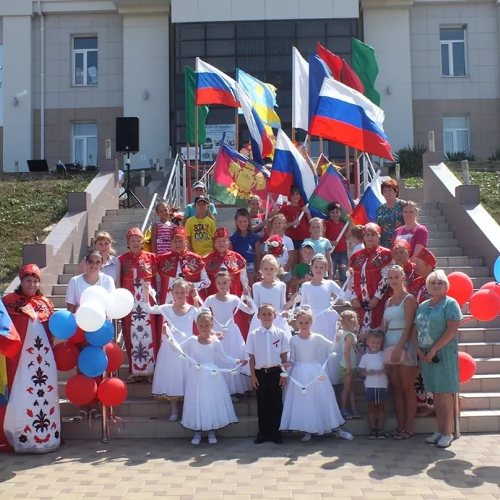 Праздничная программа «Виват, Российский флаг!»